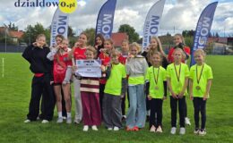grupa dzieci, młodzieży stoi podczas dekoracji na stadionie MOSiRu w Działdowie