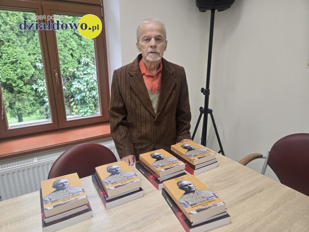 Zenon Gajewski prezes Stowarzyszenia "Pamięć i tożsamość" prezentuje książki, które trafiły do naszych bibliotek