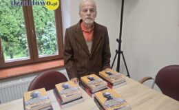 Zenon Gajewski prezes Stowarzyszenia "Pamięć i tożsamość" prezentuje książki, które trafiły do naszych bibliotek