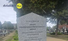 Tablica-obelisk upamiętniająca Ofiary Obozu Soldau na cmentarzu parafialnym w Działdowie