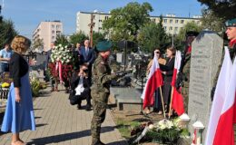 Pamięć, która nie wygaśnie. W Działdowie odsłonięto nowy obelisk ku czci Ofiar obozu Soldau