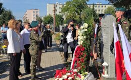Pamięć, która nie wygaśnie. W Działdowie odsłonięto nowy obelisk ku czci Ofiar obozu Soldau