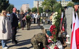 Pamięć, która nie wygaśnie. W Działdowie odsłonięto nowy obelisk ku czci Ofiar obozu Soldau