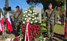 Pamięć, która nie wygaśnie. W Działdowie odsłonięto nowy obelisk ku czci Ofiar obozu Soldau