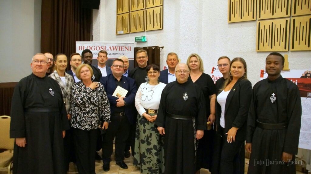 grupa osób, kobiety i mężczyźni biorący udział w konferencji