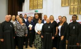 grupa osób, kobiety i mężczyźni biorący udział w konferencji