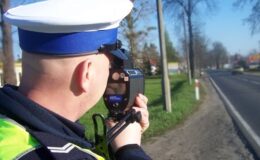 policjant z radarem na drodze / fot. policja