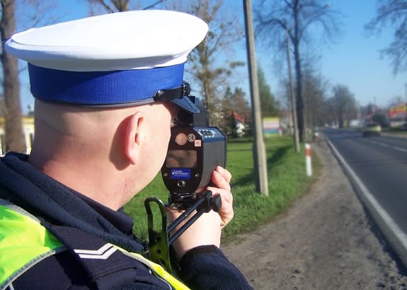 policjant z radarem na drodze / fot. policja