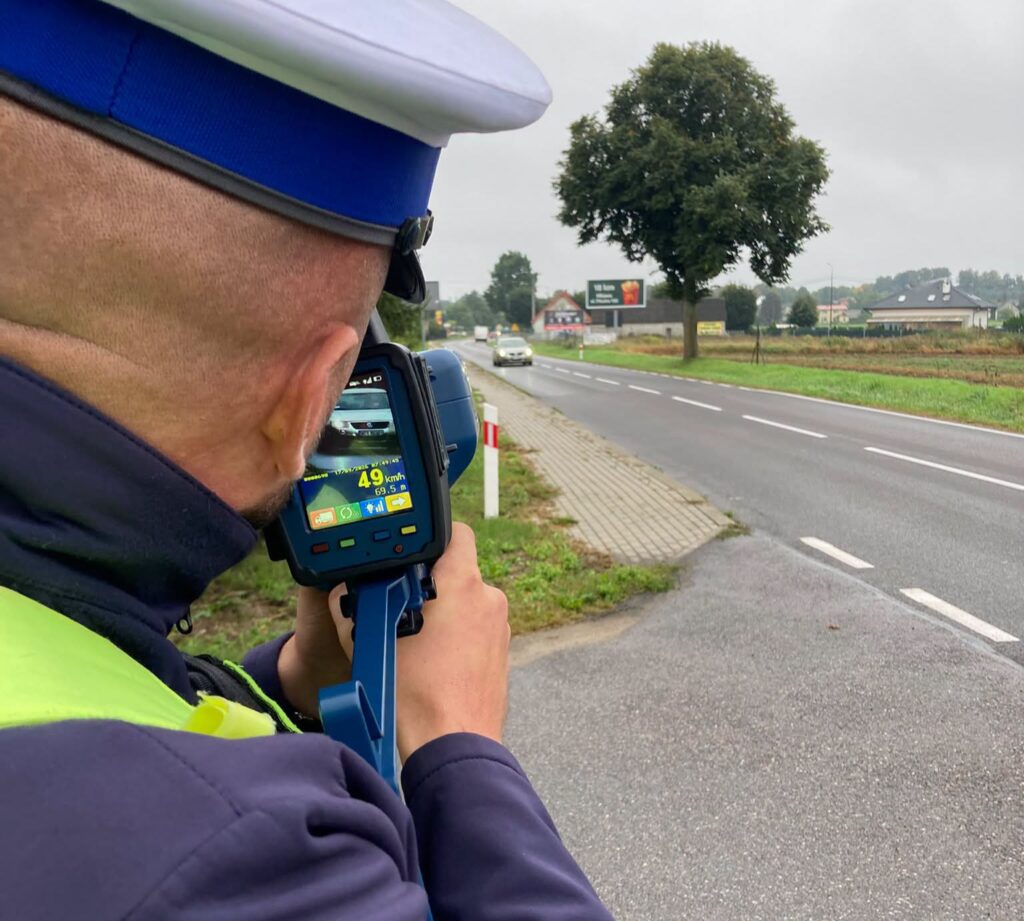 policjant z fotoradarem /fot. polica