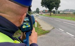 policjant z fotoradarem /fot. polica
