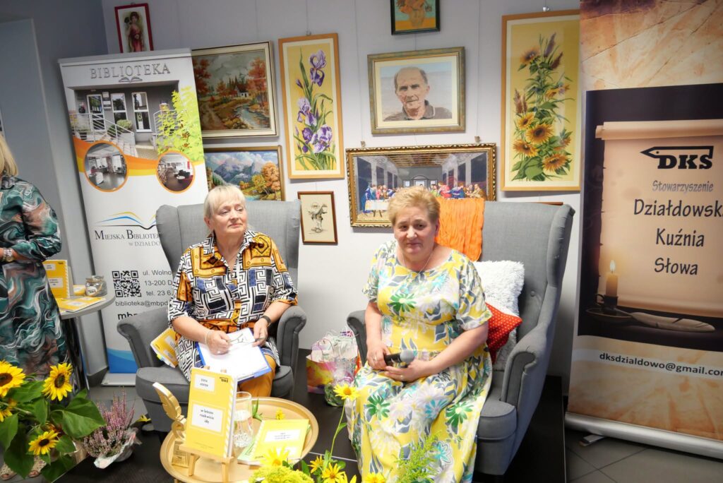 poetka Zofia Hoffer i Gabriela Kwiatkowska podczas promocji tomiku poezji autorki "w letnim rozkwicie idę" w Miejskiej Bibliotece Publicznej w Działdowie