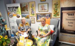 poetka Zofia Hoffer i Gabriela Kwiatkowska podczas promocji tomiku poezji autorki "w letnim rozkwicie idę" w Miejskiej Bibliotece Publicznej w Działdowie