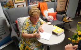 Wieczór pełen poezji i wzruszeń. Promocja tomiku Zofii Hoffer w Miejskiej Bibliotece Publicznej