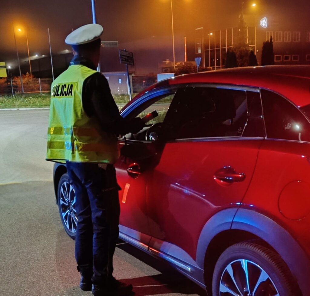 policjant kontrolujący trzeźwość kierowcy fot. policja