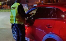 policjant kontrolujący trzeźwość kierowcy fot. policja