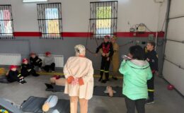 pokazowe zajęcia praktyczne prowadzone na fantomie z udzielania pierwszej pomocy