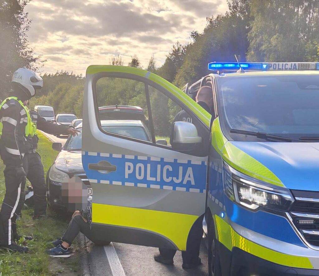 zdjęcie z zatrzymania przez policjantów uciekającego kierowcy Chevroleta