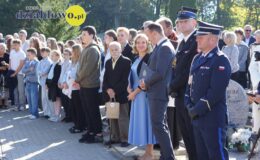 Pamięć, która nie wygaśnie. W Działdowie odsłonięto nowy obelisk ku czci Ofiar obozu Soldau