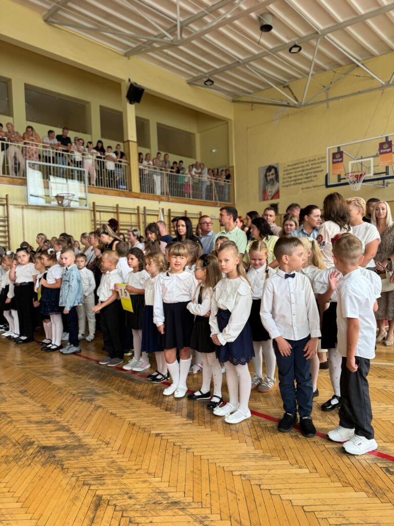 dzieci, młodzież i dorośli podczas rozpoczęcia roku szkolnego 2026/27 w Szkole Podstawowej nr 3 w Działdowie /fot. archiwum szkoły