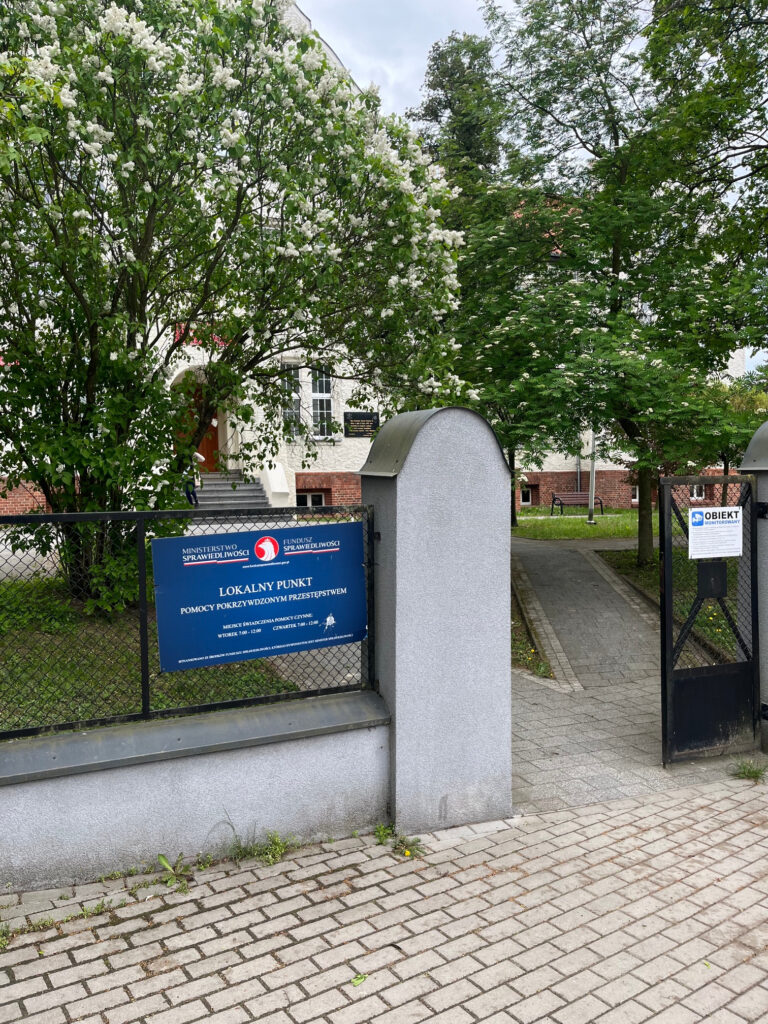tablica informująca o lokalnym punkcie pomocy pokrzywdzonym przestępstwem