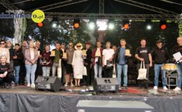 pamiątkowa fotografia wyróżnionych i nagrodzonych podczas X Zlotu Pojazdów Zabytkowych wraz z przedstawicielami organizatorów i przyjaciółmi na scenie w Parku HDK w Działdowie