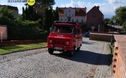 Żukiem z Krakowa do Wilna. Wyjątkowa wyprawa wspierająca hospicjum zawitała do Działdowa