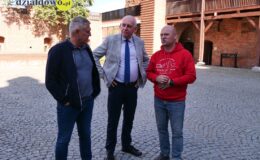 Żukiem z Krakowa do Wilna. Wyjątkowa wyprawa wspierająca hospicjum zawitała do Działdowa