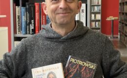 Piotr Kozikowski z Miejskiej Biblioteki Publicznej w Działdowie prezentuje najczęściej wypożyczane książki