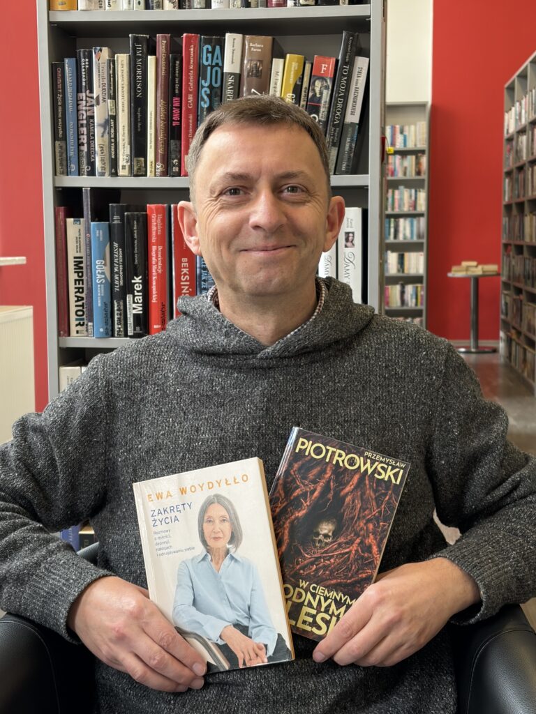 Piotr Kozikowski z Miejskiej Biblioteki Publicznej w Działdowie prezentuje najczęściej wypożyczane książki
