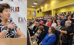 studenci UTW podczas inauguracji roku roku akademickiego 2026/27 i prezes Krystyna Wasiak