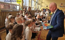 Wielki dzień w „Trójce”. Pierwszoklasiści oficjalnie włączeni w poczet uczniów Szkoły Podstawowej nr 3
