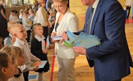 Wielki dzień w „Trójce”. Pierwszoklasiści oficjalnie włączeni w poczet uczniów Szkoły Podstawowej nr 3