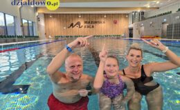 państwo Piotr, Edyta i Basia Adrowscy podczas pływania w "Mazurskiej Fali"