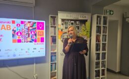 dyrektor Miejskiej Biblioteki Publicznej w Działdowie Justyna Lytvyn podczas otwarcia konferencji I Warmińsko-Mazurski BiblioLAB w Działdowie
