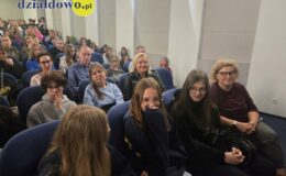 Szkoła życia i szczera rozmowa. Filip Chajzer spotkał się z młodzieżą w Działdowie