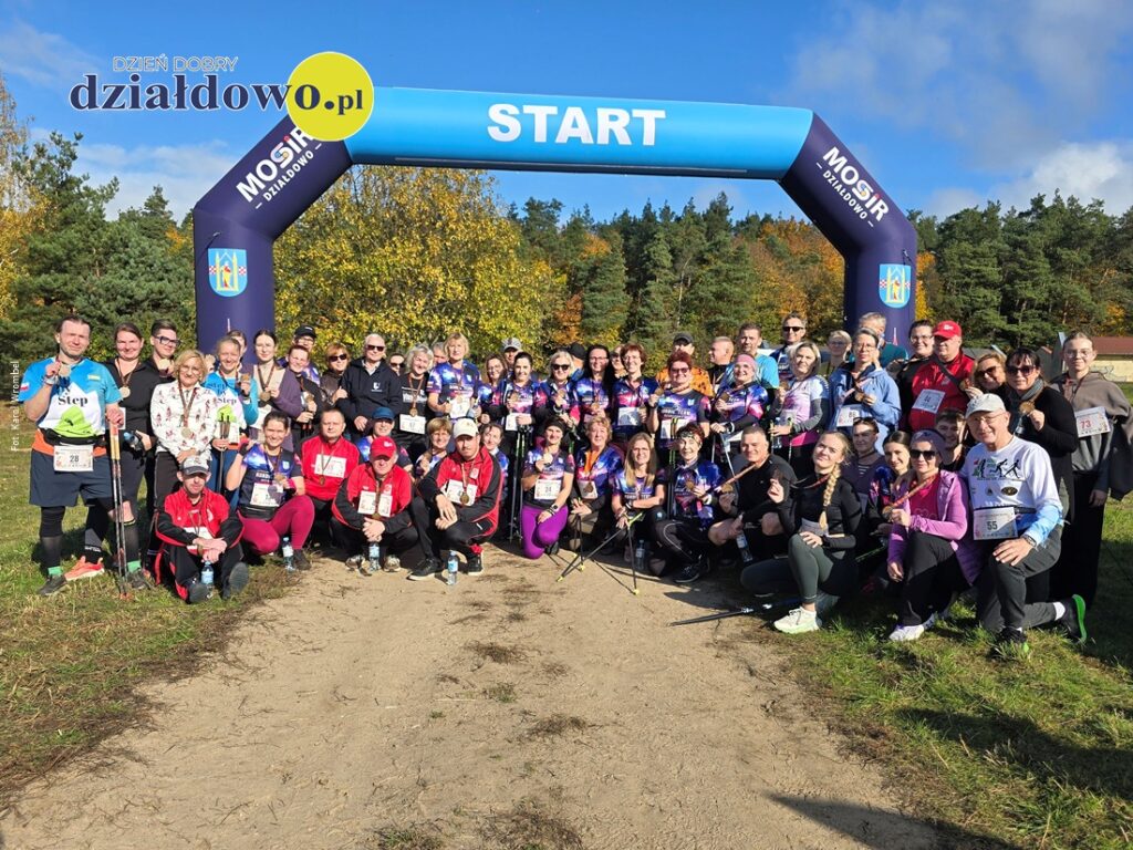 pamiątkowa fotografia uczestników Jesiennych Mistrzostw Nordic Walking i Marszu bez Kijów
