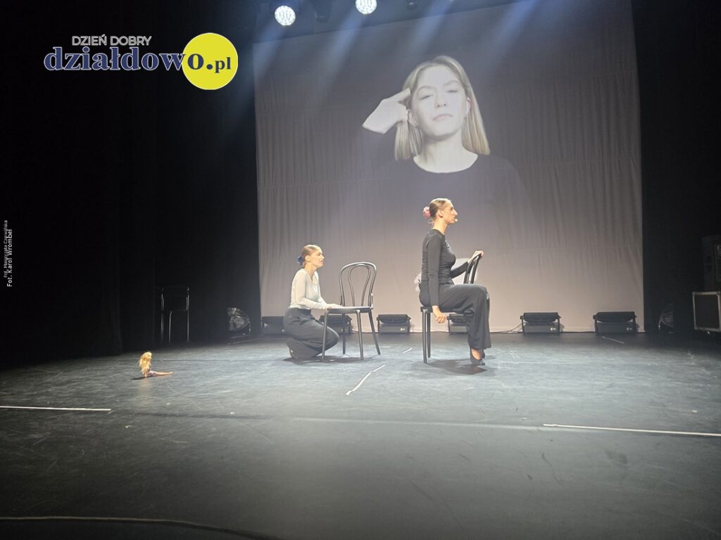 dwie aktorki na scenie widowiskowo-kinowej Miejskiego Domu Kultury