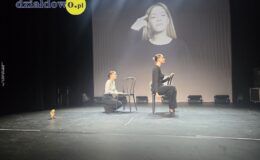 dwie aktorki na scenie widowiskowo-kinowej Miejskiego Domu Kultury