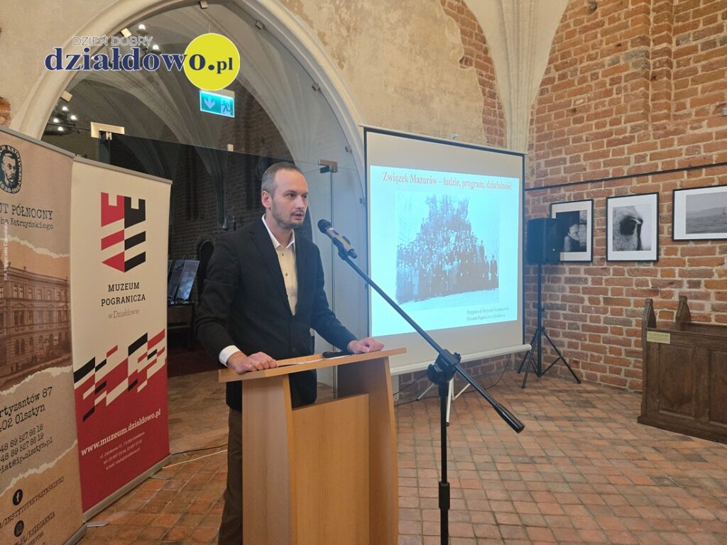 kustosz Muzeum Pogranicza podczas wygłaszanej prelekcji