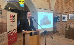 kustosz Muzeum Pogranicza podczas wygłaszanej prelekcji