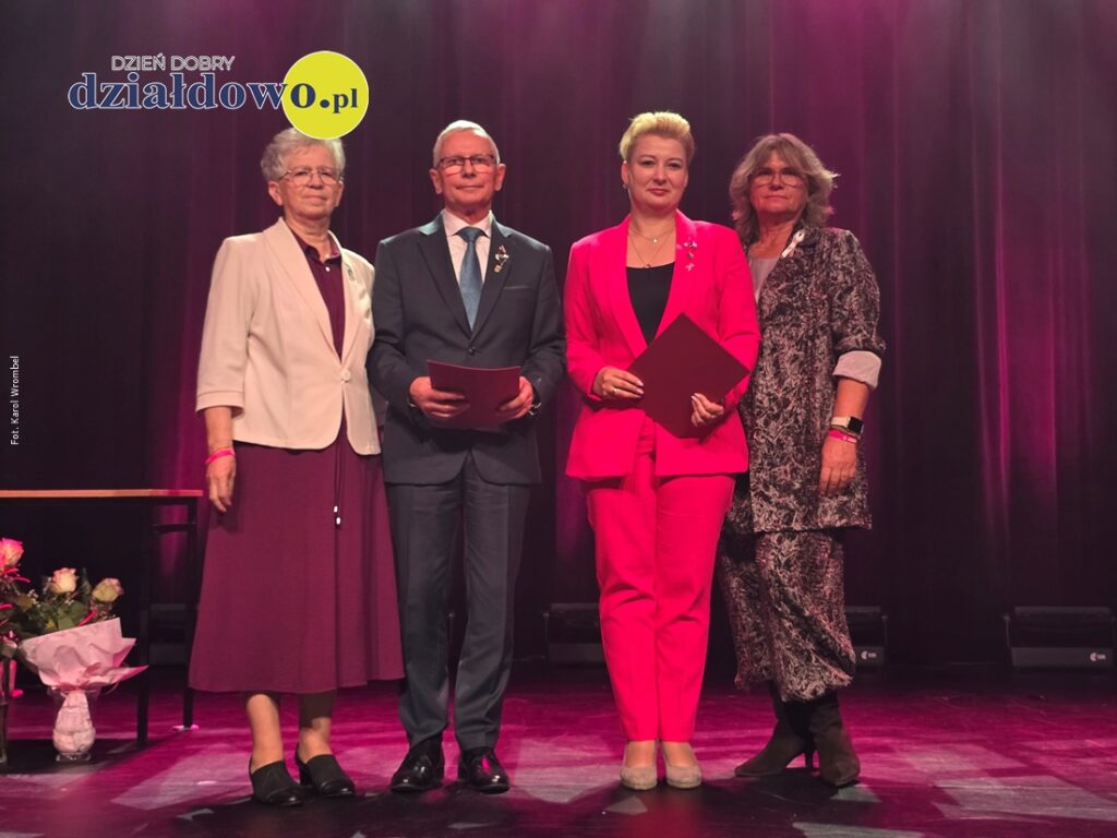 na scenie Miejskiego Domu Kultury stoją kobiety i mężczyzna. Od lewej stoją Genowefa Marciniak, Krzysztof Aurast, Izabela Sokolnicka i Małgorzata Świątkowska