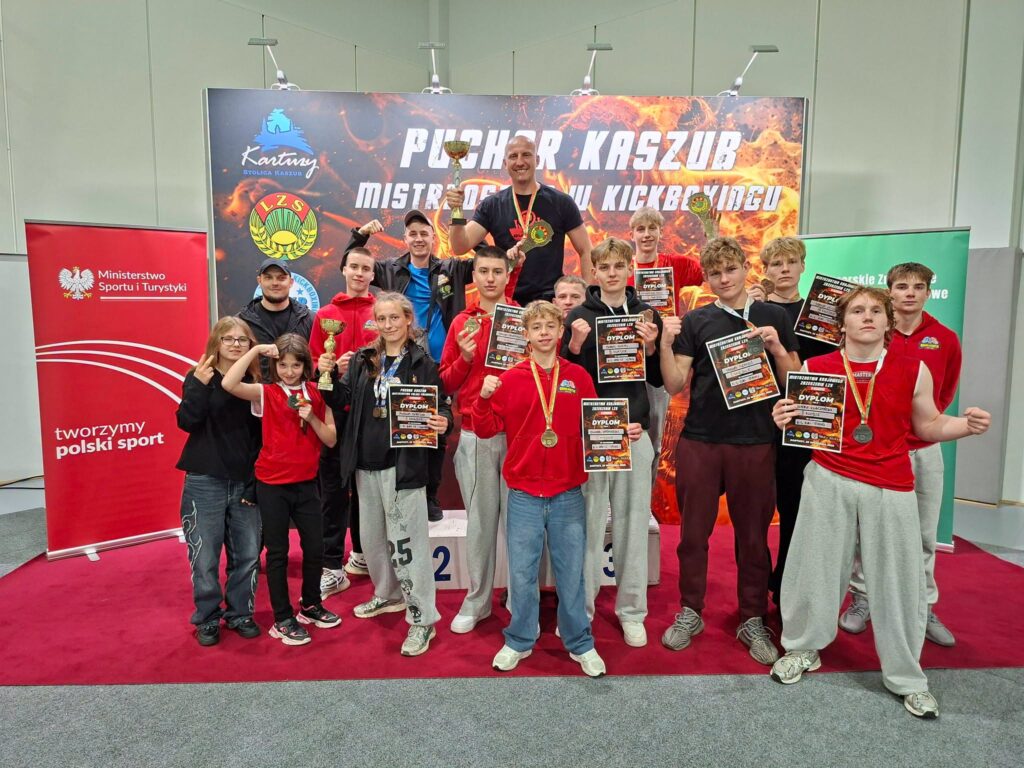stoją zawodnicy Kowalkowski Fight Club Działdowo