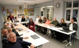 prowadząca spotkanie i uczestnicy warsztatów genealogicznych w Miejskiej Bibliotece Publicznej w Działdowie
