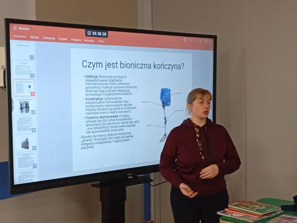 Małgorzata Trąmpczyńska podczas warsztatów „Bioniczne kończyny”, które odbyły się w Miejskiej Bibliotece Publicznej w Działdowie/ fot. archiwum biblioteki