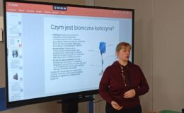 Małgorzata Trąmpczyńska podczas warsztatów „Bioniczne kończyny”, które odbyły się w Miejskiej Bibliotece Publicznej w Działdowie/ fot. archiwum biblioteki