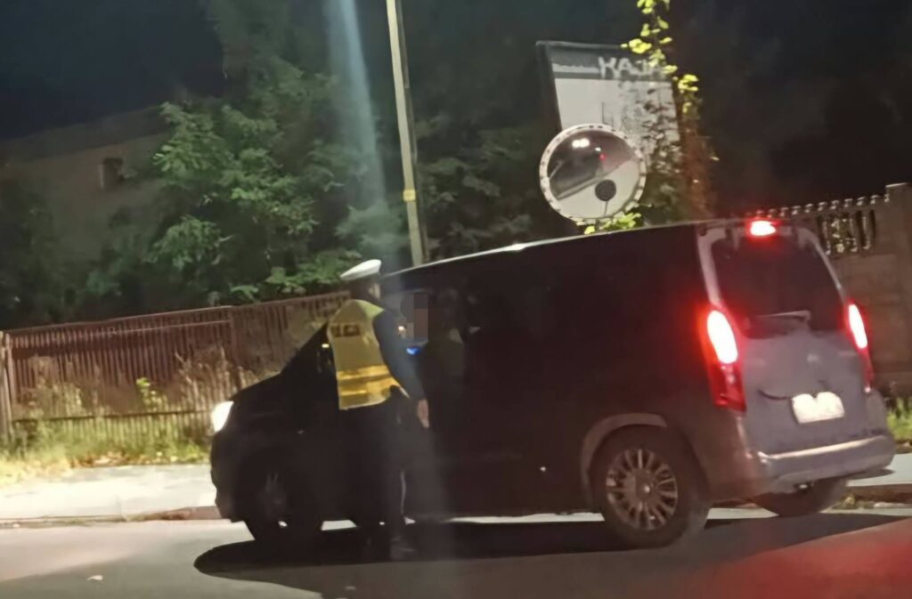 policjant badający stan trzeźwości kierowcy / fot policja