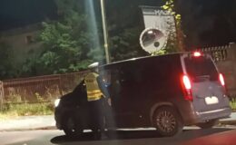 policjant badający stan trzeźwości kierowcy / fot policja