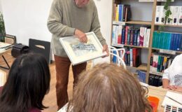 Wyjątkowy gość na zajęciach akwarelowych w Powiatowej Bibliotece Pedagogicznej