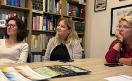 Wyjątkowy gość na zajęciach akwarelowych w Powiatowej Bibliotece Pedagogicznej