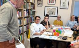 Wyjątkowy gość na zajęciach akwarelowych w Powiatowej Bibliotece Pedagogicznej